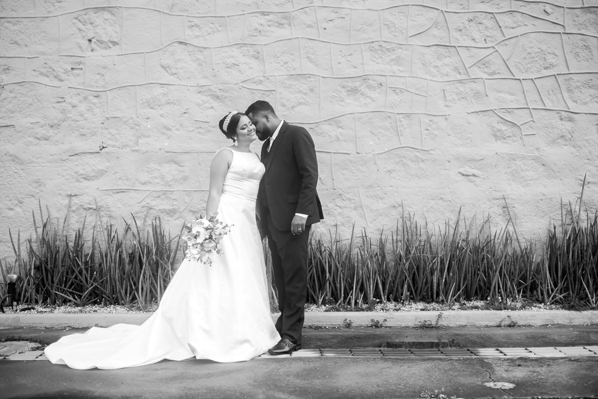 ensaio casal pós casamento em preto e branco rústico em Vila Velha igreja abandonada num dia nublado
