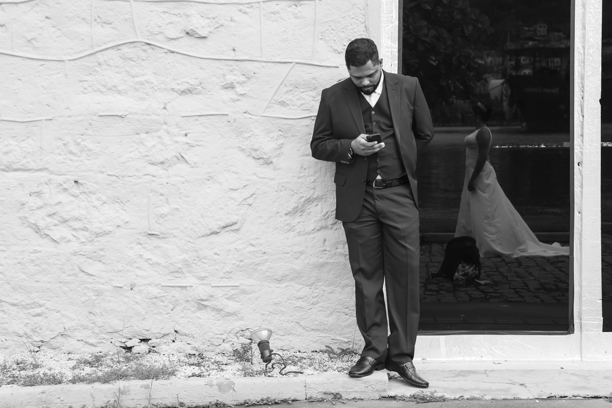 ensaio casal pós casamento em preto e branco rústico em Vila Velha igreja abandonada num dia nublado