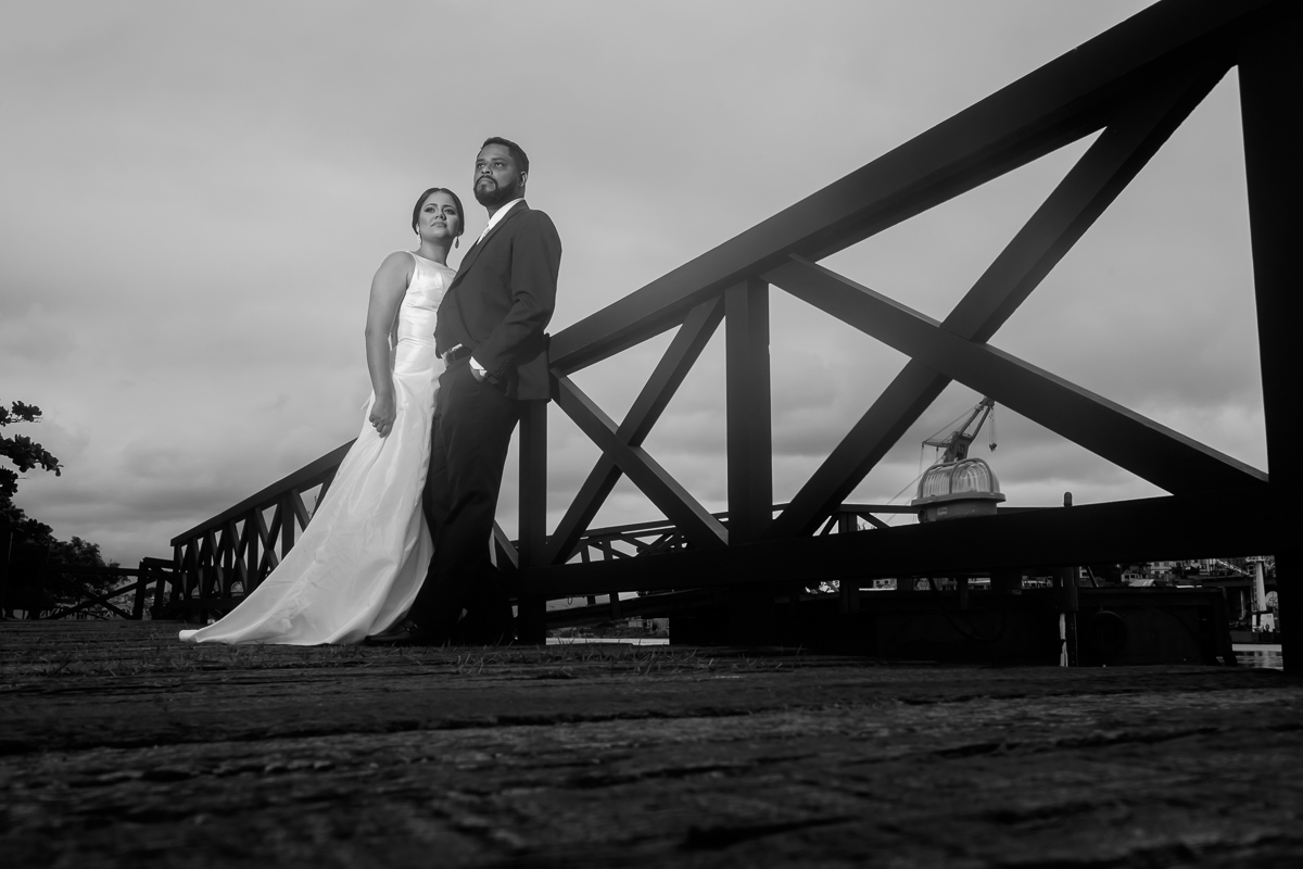 ensaio casal pós casamento em preto e branco rústico em Vila Velha igreja abandonada num dia nublado