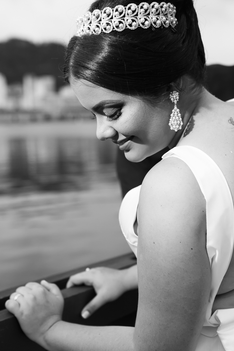 ensaio casal pós casamento em preto e branco rústico em Vila Velha igreja abandonada num dia nublado