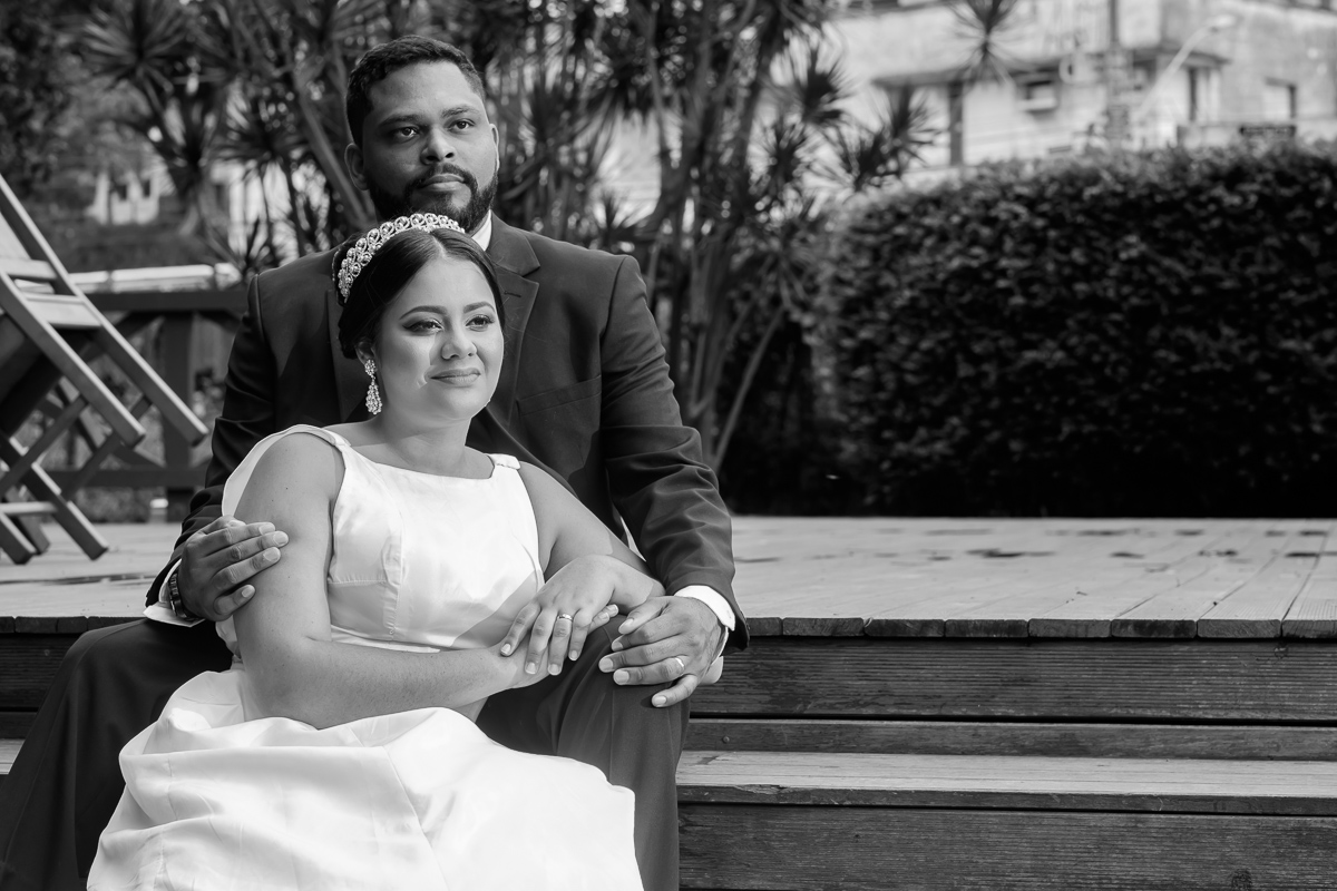 ensaio casal pós casamento em preto e branco rústico em Vila Velha igreja abandonada num dia nublado