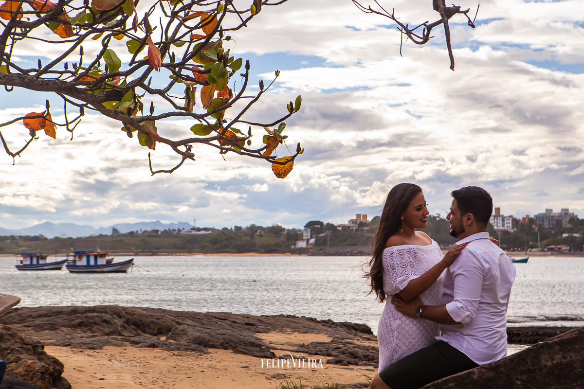 noivos em praia de Meaípe dia nublado barcos de pescadores no fundo nuvens 