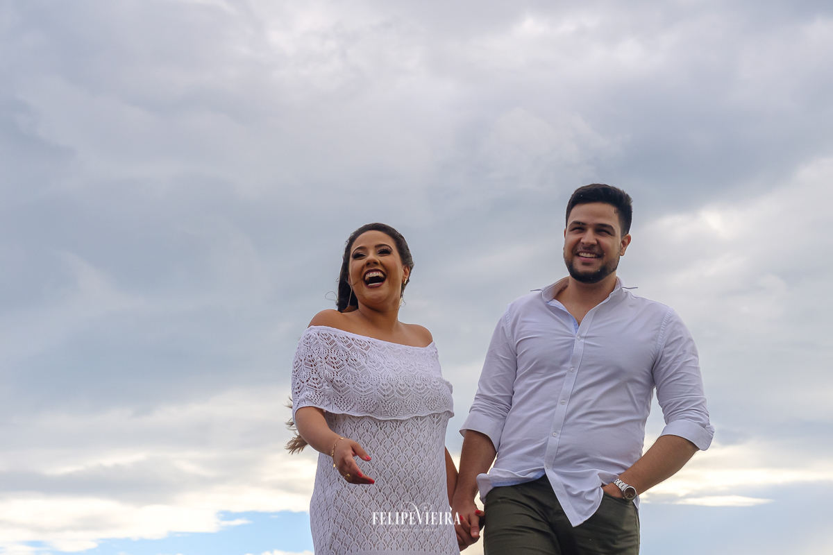noivos sorrindo ensaio pré wedding dia nublado Meaípe Guarapari Felipe Vieira Fotografia de casamento em Guarapari