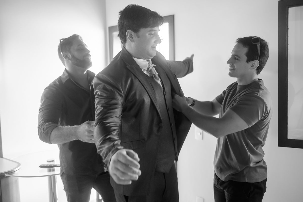 casamento Laila e Honório em Guarapari-ES fotografia de casamento em Guarapari Felipe Vieira fotografia de casamento making of do noivo me preto e branco