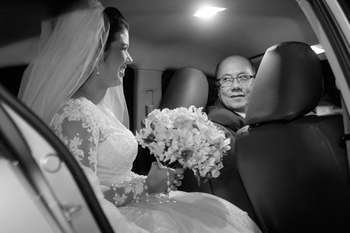 pai dando um olhar carinhoso para a sua filha momentos antes da cerimônia foto em preto e branco Felipe Vieira fotografia de casamento em Guarapari