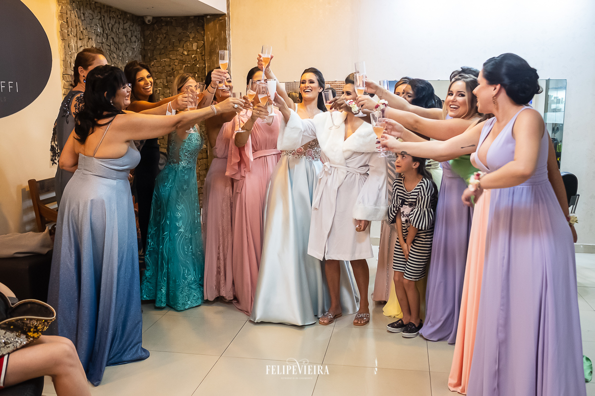 madrinhas e noiva brindando no salão