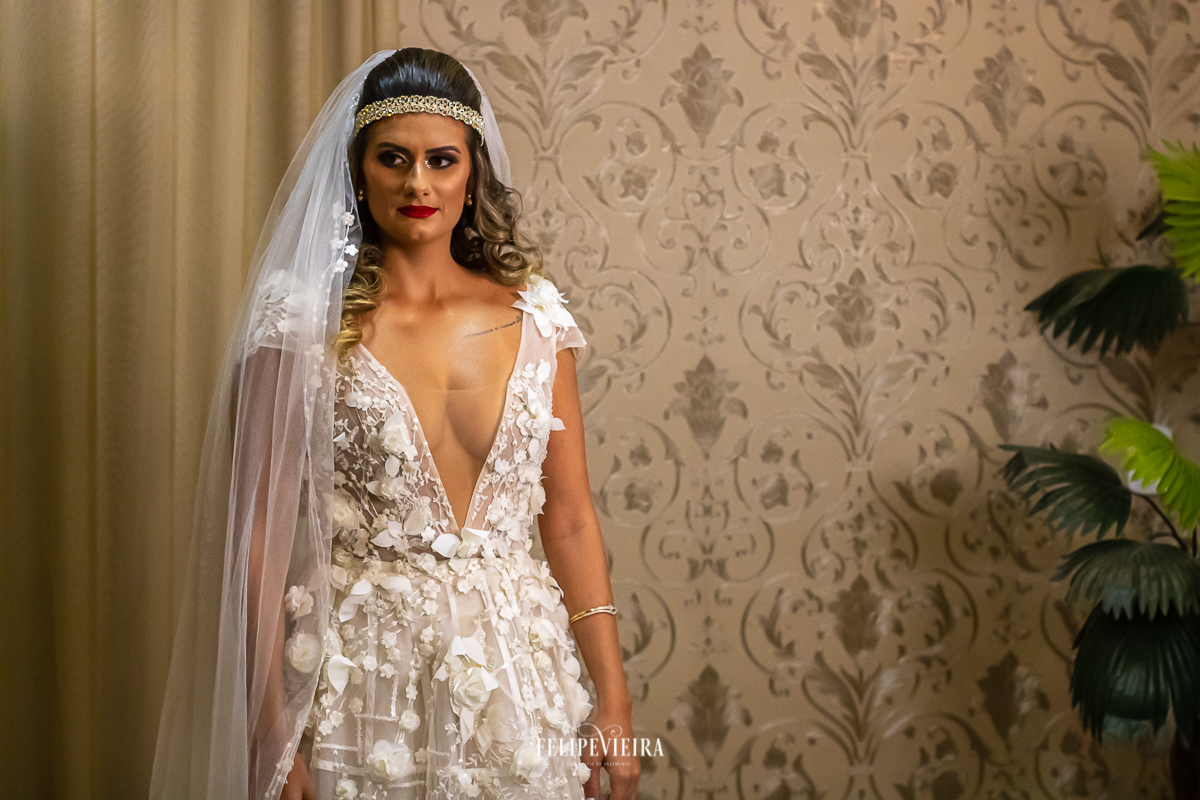 retrato da noiva com o véu vestido de noiva e maquiagem da noiva