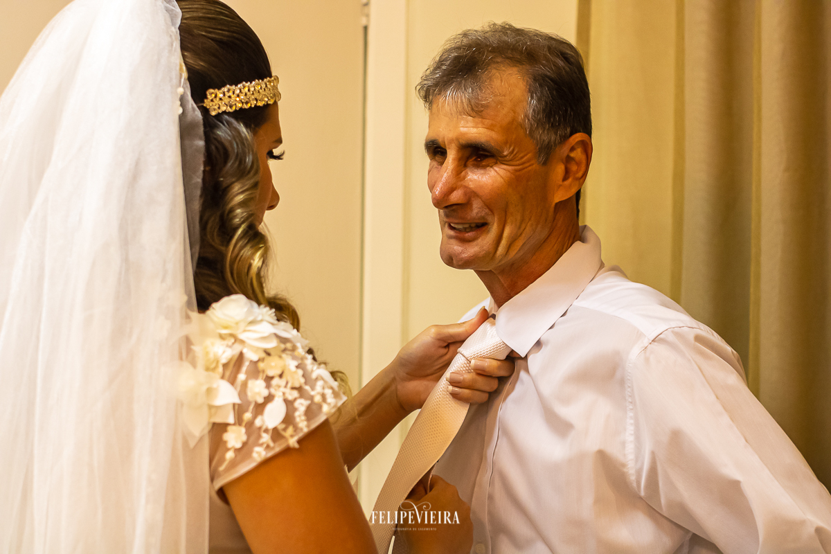 noiva arrumando a gravata do pai