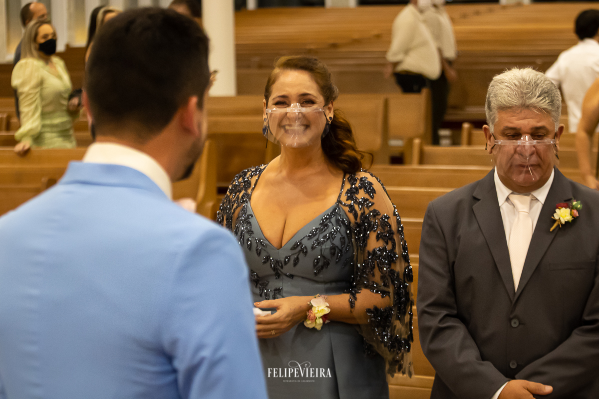 mão da noiva sorrindo para o noivo durante a cerimônia