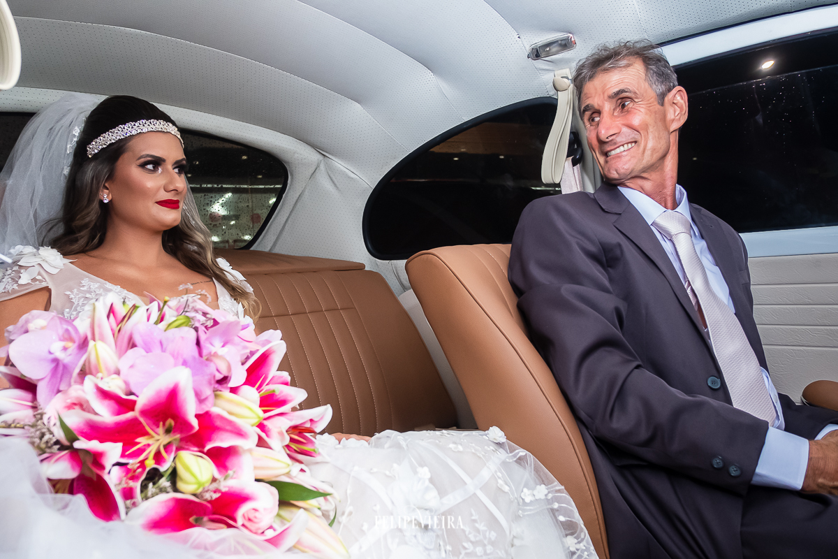pai da noiva olhando para a noiva dentro do carro