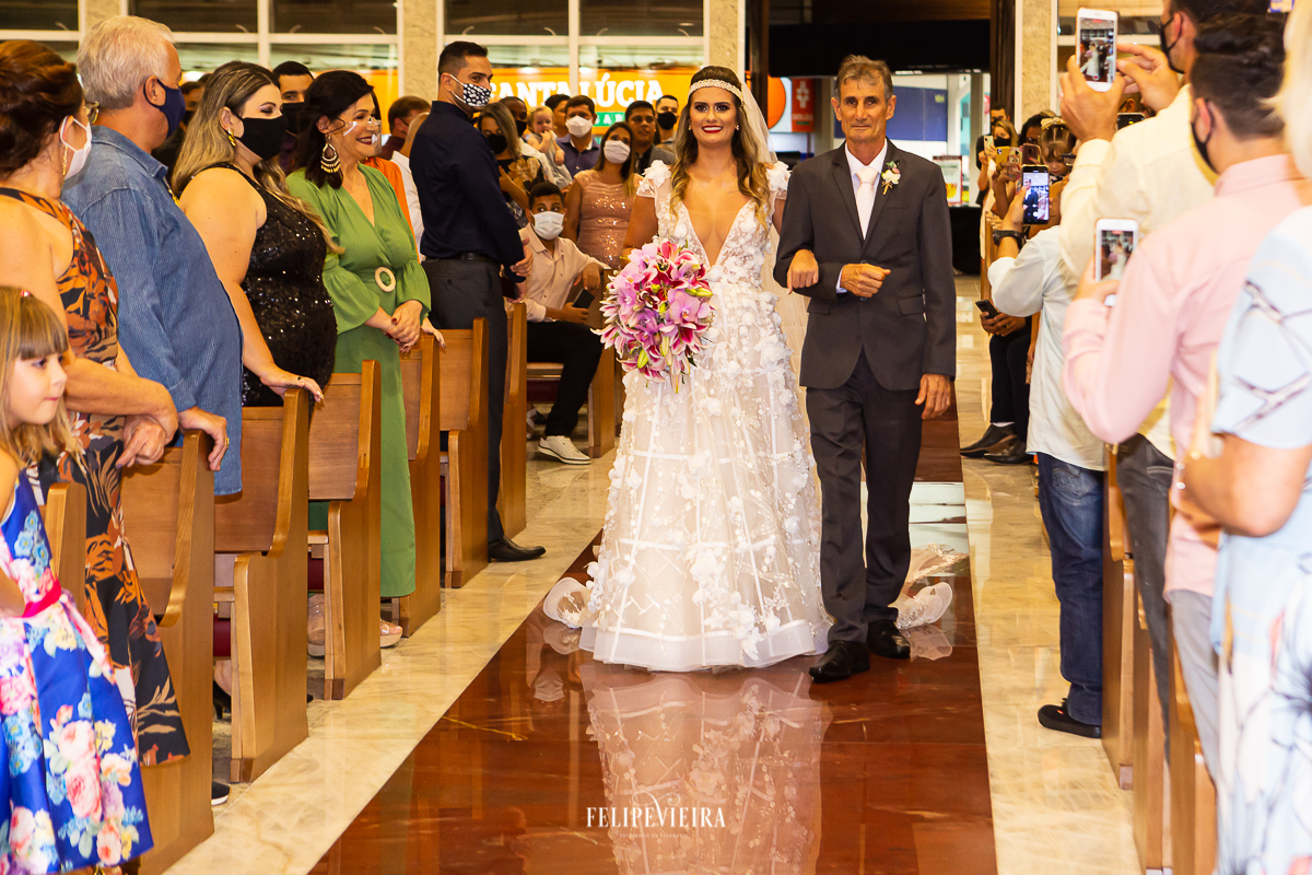 entrada da noiva com o pai na igreja