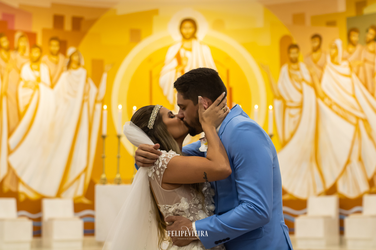 noivos se beijando durante a cerimônia