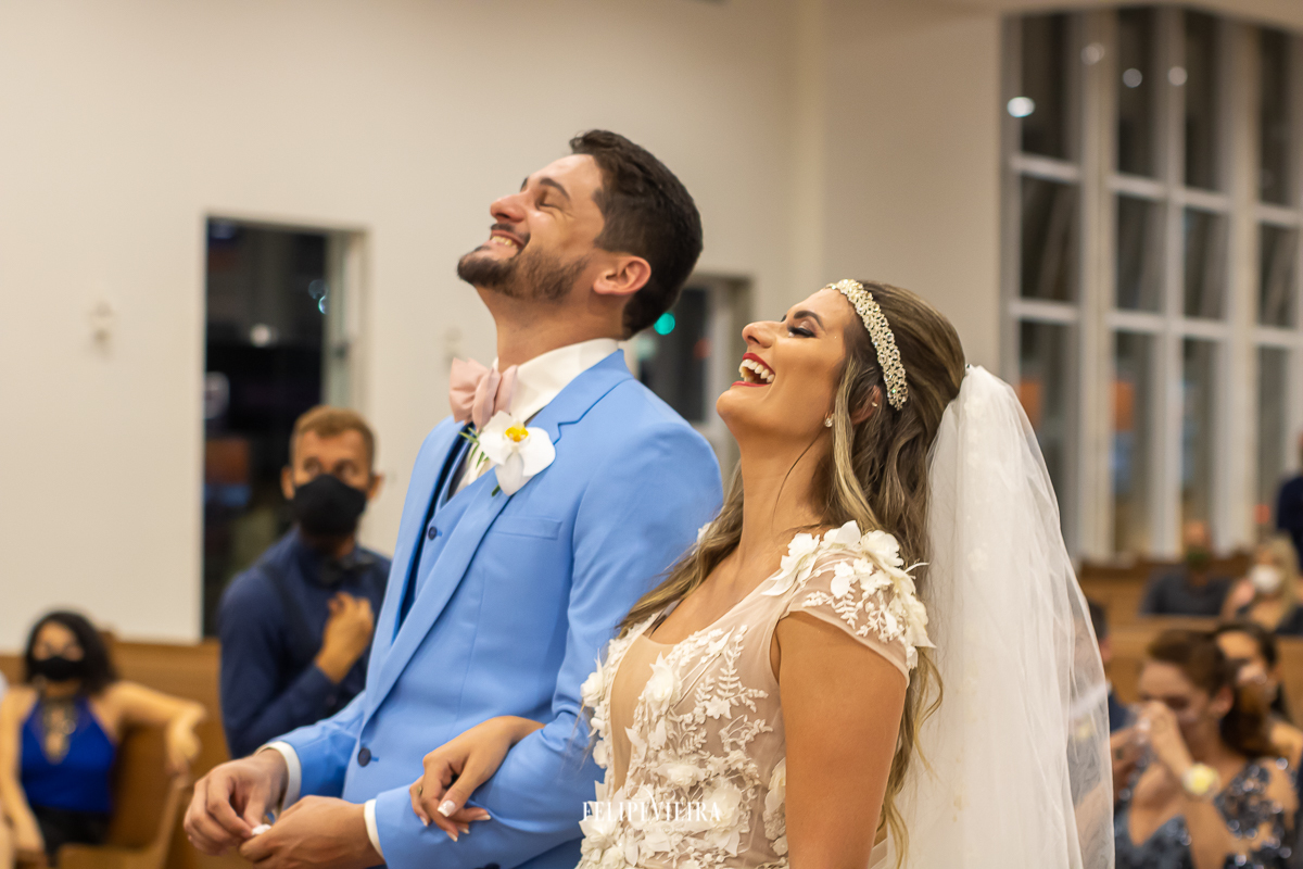 noivos no altar sorrindo