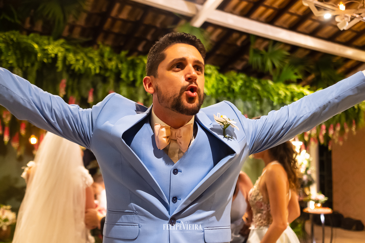 noivo curtindo a festa