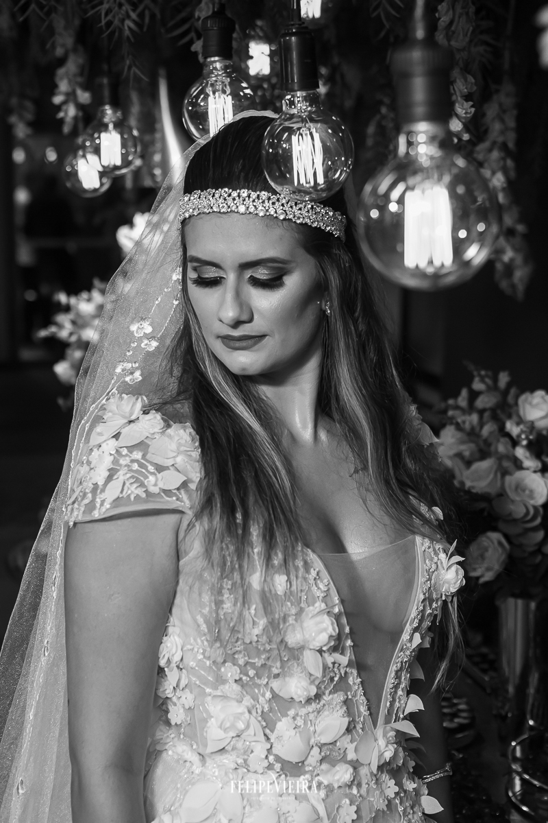 noiva posando para foto em preto e branco na frente da decoração