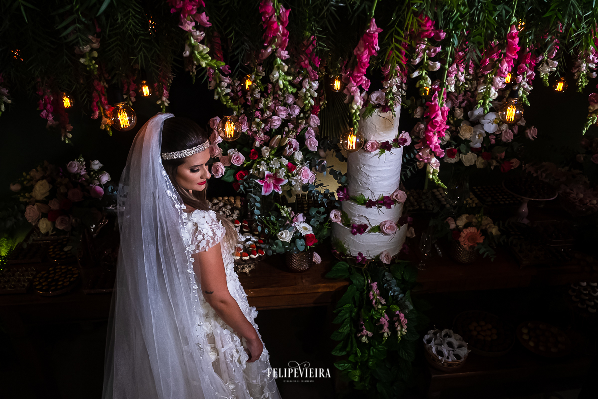 retrato da noiva feito na frente da decoração feita de cima pra baixo