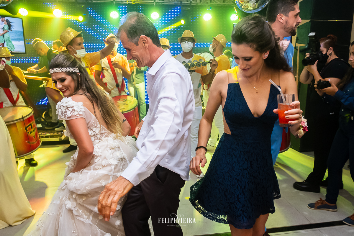 noiva dançando na pista com o pai da noiva e irmã da noiva