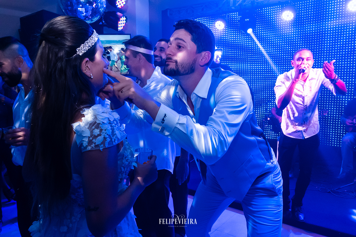 noivo brincando com a noiva