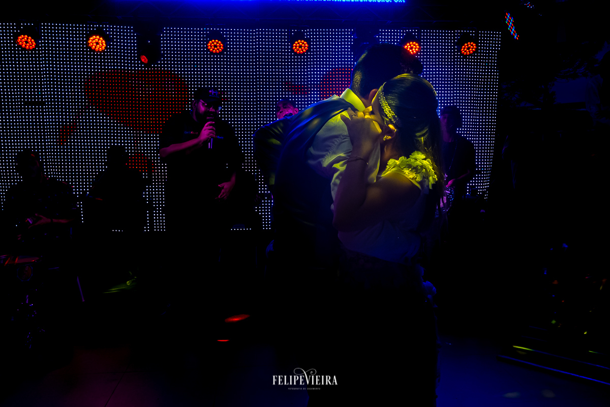 noivos dançando música romântica na pista