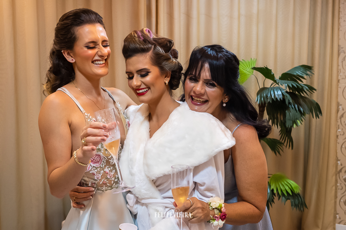 noiva, irmã da noiva e mãe da noiva se abraçando