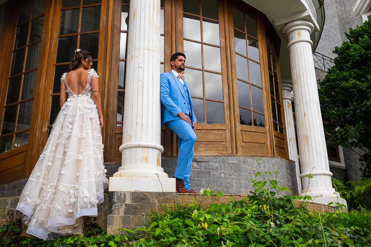 casal de noivos no Aroso Paço Hotel em Pedra Azul na parte externa do hotel