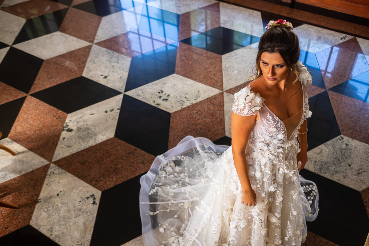 noiva com vestido decotado com rendas 