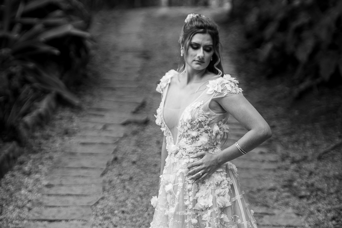noiva em foto em preto e branco numa estrada durante ensaio fotográfico pós wedding