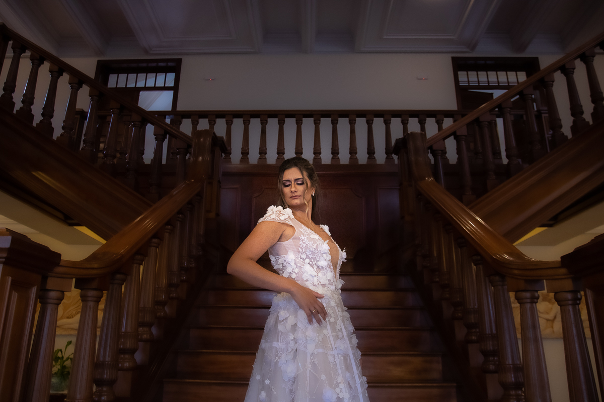 noiva de rente com o vestido recebendo destaque de luz