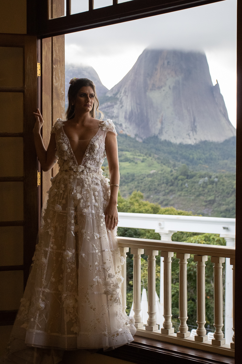 noiva na janela com a Pedra Azul no fundo