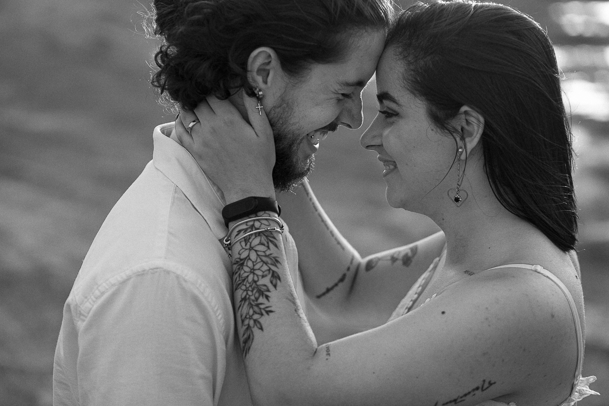 noivos sorrindo na pedra do Siribeira