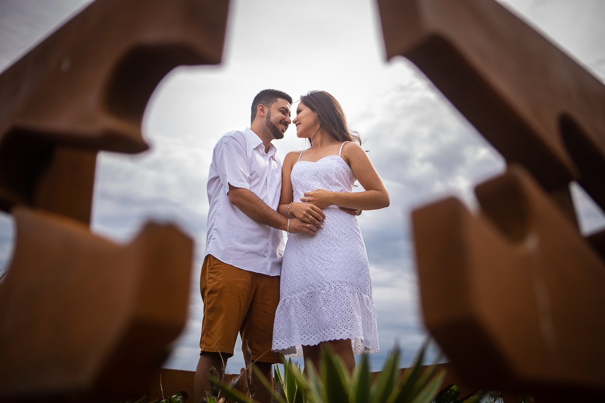 casal de noivos durante ensaio pré casamento em Anchieta-ES