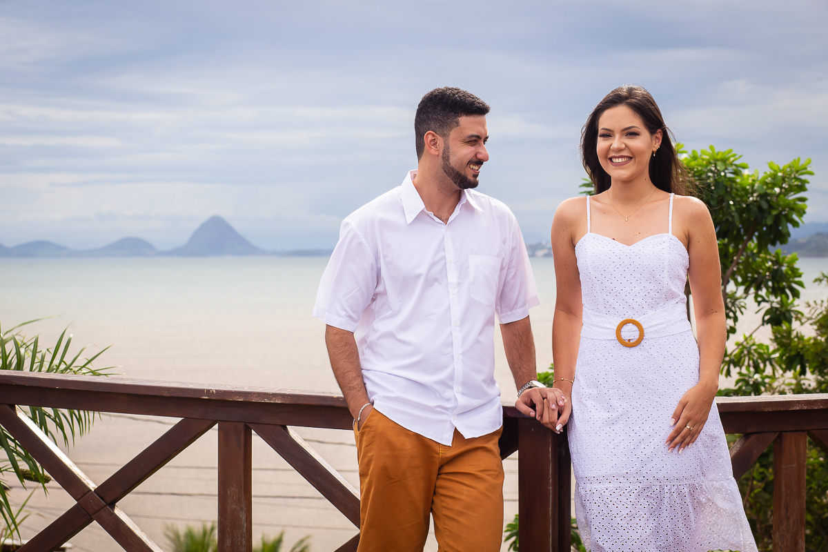noivos no mirante de Castelhanos em Anchieta com o Monte H no fundo