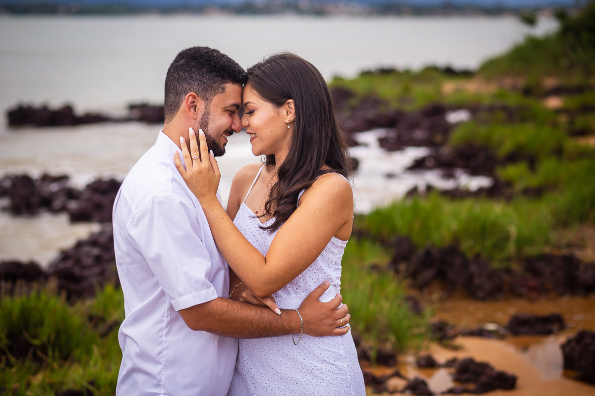 noivos de branco na praia da boca da baleia em Castelhanos ensaio pré casamento