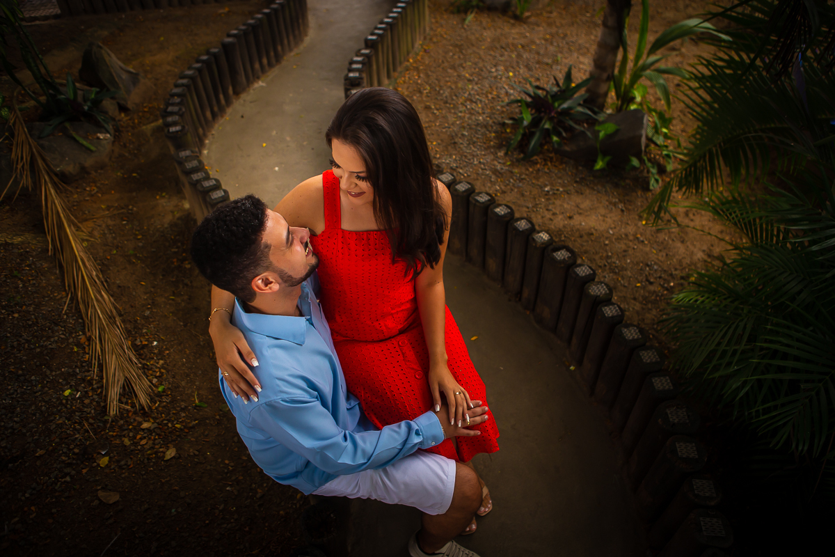 noiva no colo do noivo na praça em Anchieta onde se conheceram