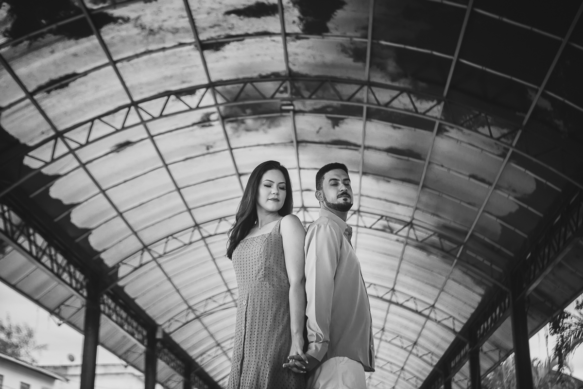 noivos na praça em Anchieta em foto em preto e branco com a cobertura da praça no fundo