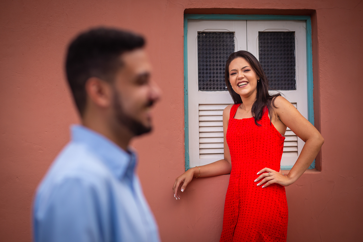 ensaio pré wedding em Anchieta com a noiva em frente a uma janela e o noivo