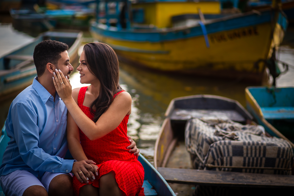 noiva fazendo carinho no rosto do noivo dentro do barco no porto de Anchieta