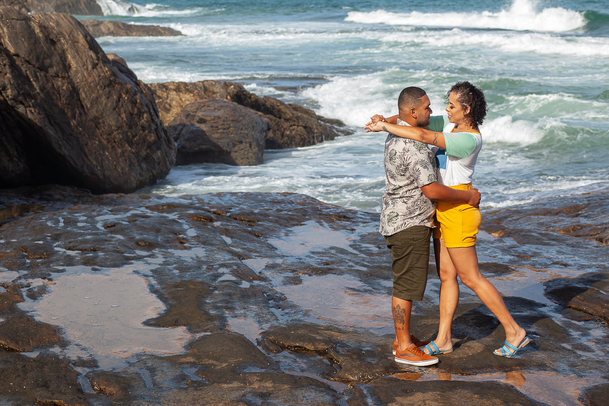 noivos se abraçando na arrebentação em Meaípe perto da igrejinha de Sant'Ana em Meaípe