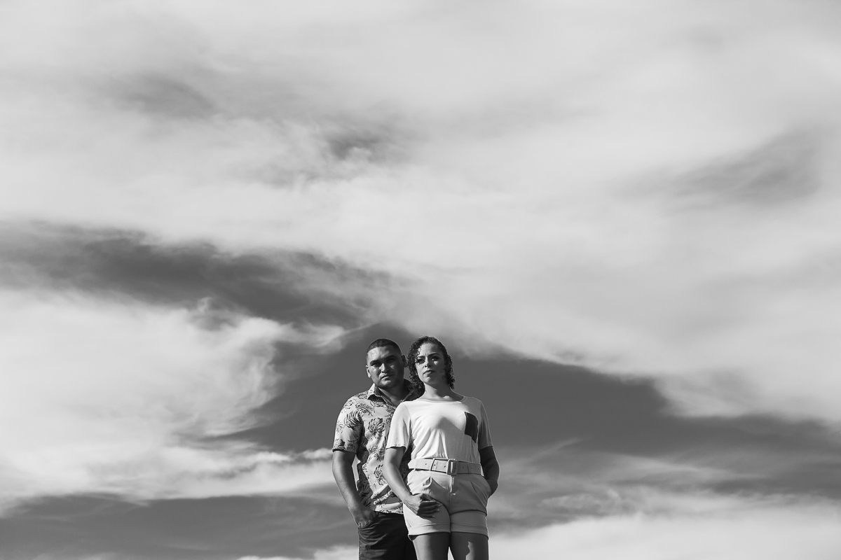 foto em preto e branco do casal contra o céu em Meaípe durante ensaio pré casamento