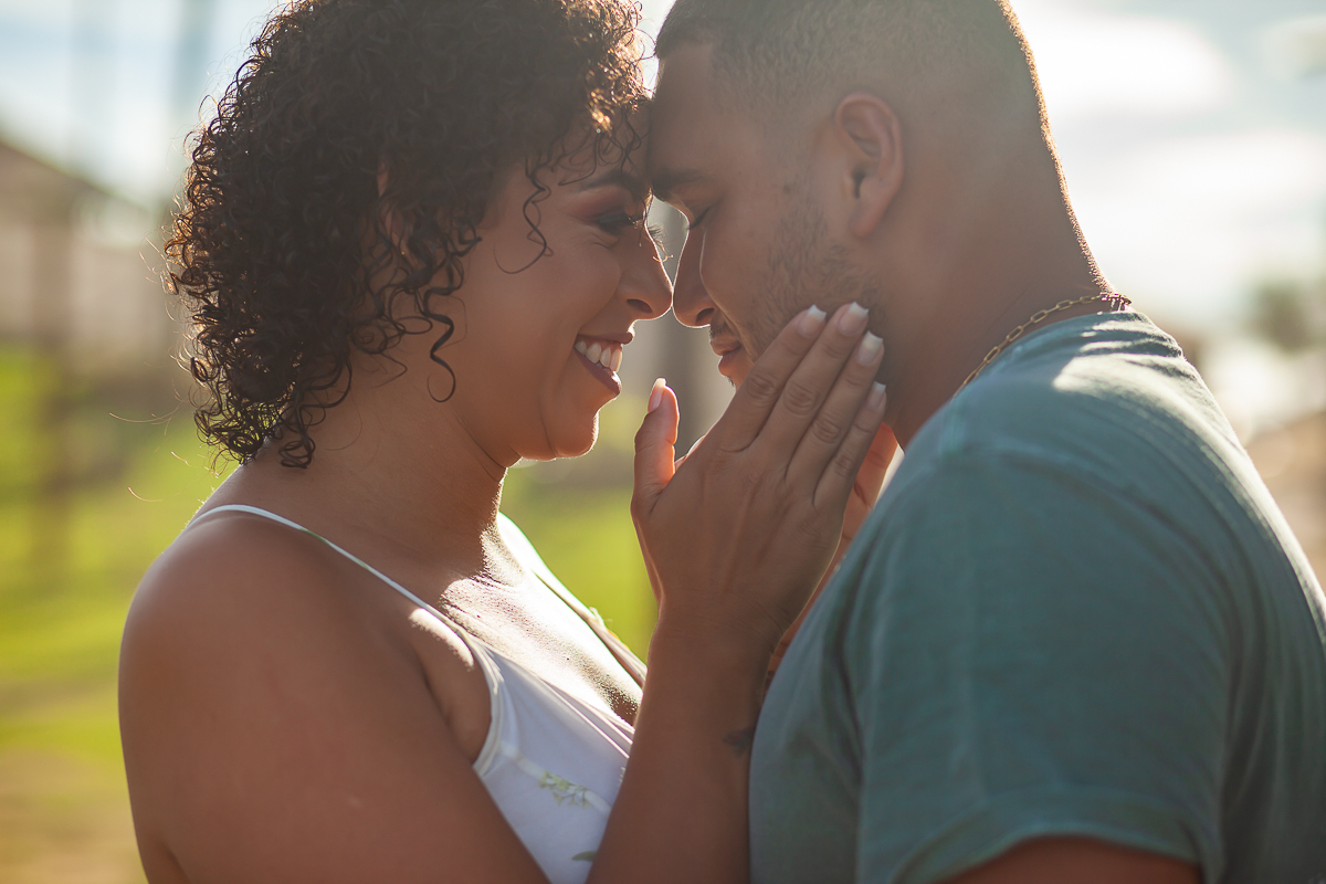 noiva acariciando o rosto da noivo ensaio pré casamento em Guarapari