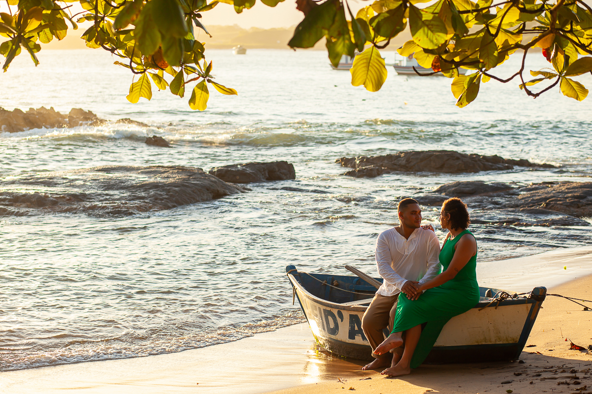 noivos na praia de Meaípe sentados em um barquinho na praia