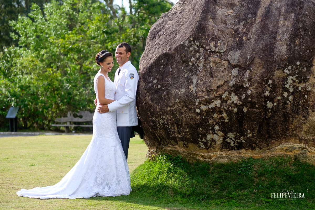 noivo militar Juliano e sua noiva Franciele encontados numa pedra na entrada do Parque Pedra Azul durante as fotos pós wedding com o fotógrafo Felipe Vieira de Guarapari-ES