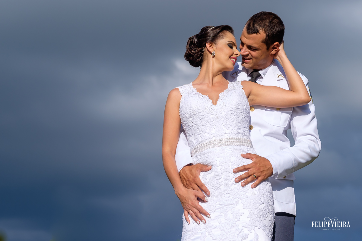 casal de noivos curtindo seu ensio pós wedding em belo dia de sol em Pedra Azul-ES clicados pelo fotógrafo de casamento Felipe Vieira Fotografia de Guarapari-ES