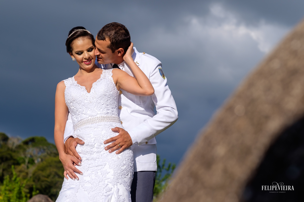 noivo Juliano sendo carinho com a noiva em seu belo vestido de noiva na entrada do Parque estadul em Pedra Azul-ES pelo fotógrafo de casamento Felipe Vieira.