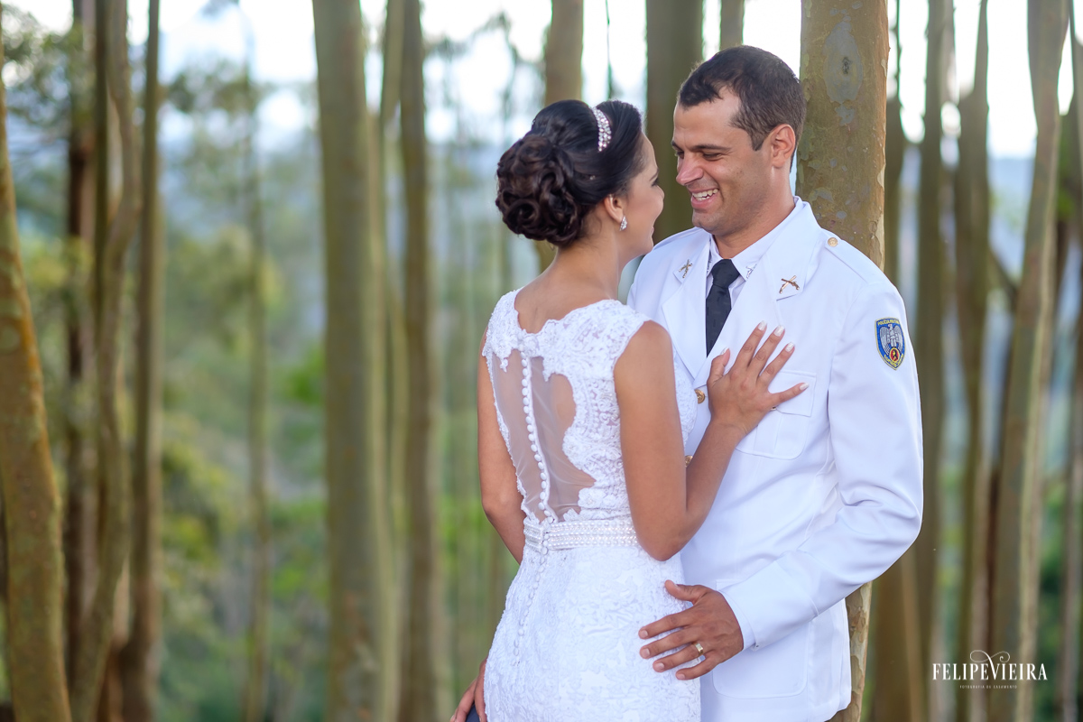 Detalhe das costas do vestido da noiva Franciele durante o ensaio pós wedding feito em um seringal na Rota do Lagarto em Pedra Azul pelo fotógrafo Felipe Vieira de Guarapari-ES