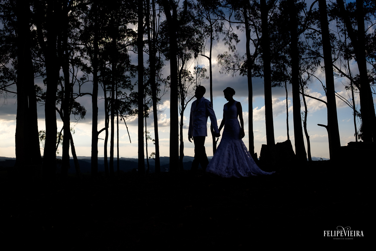 foto em contra luz dos noivos Franciele e Juliano feito na Rota do Lagarto em um belo entardecer em Pedra Azul-ES pelo fotografo Felipe Vieira Fotografia de casamento