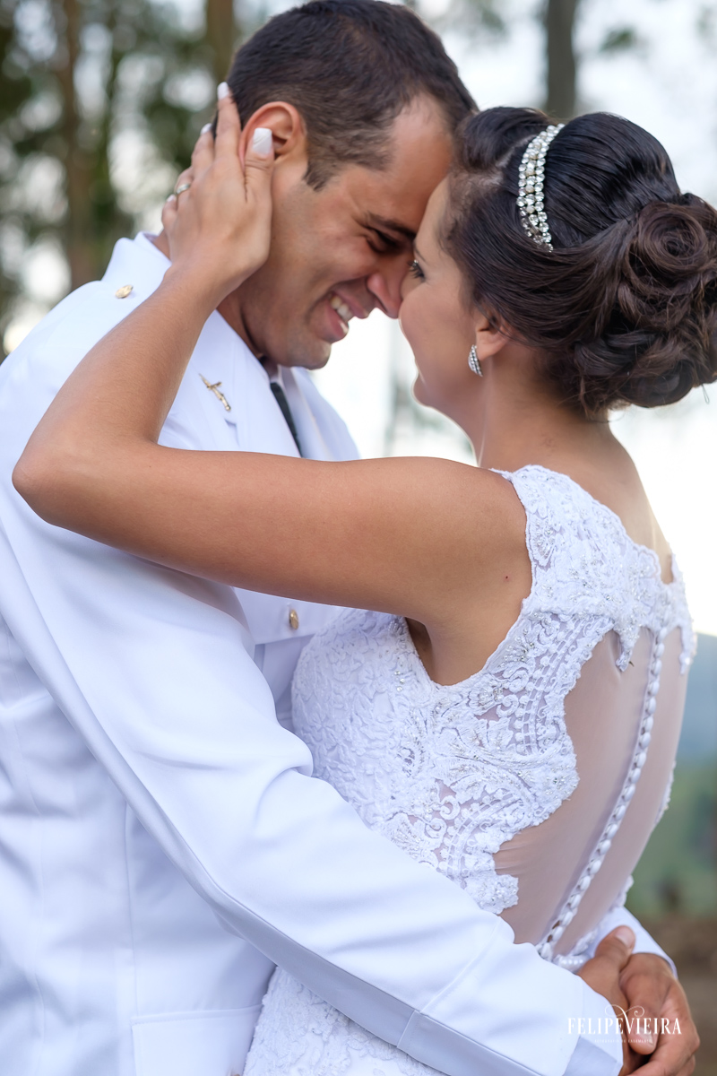 foto feita pelo fotógrafo Felipe Vieira do casal Franciele e Juliano em Pedra Azul durante o fim de tarde sorriso e abraços no fim do ensaio