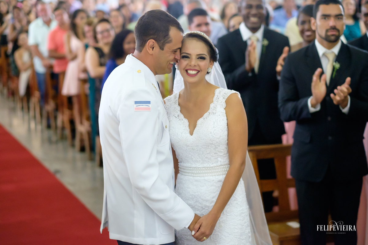 carinho entre o noivo e a noiva no altar casamento em Alegre-ES foto Felipe Vieira Fotografia