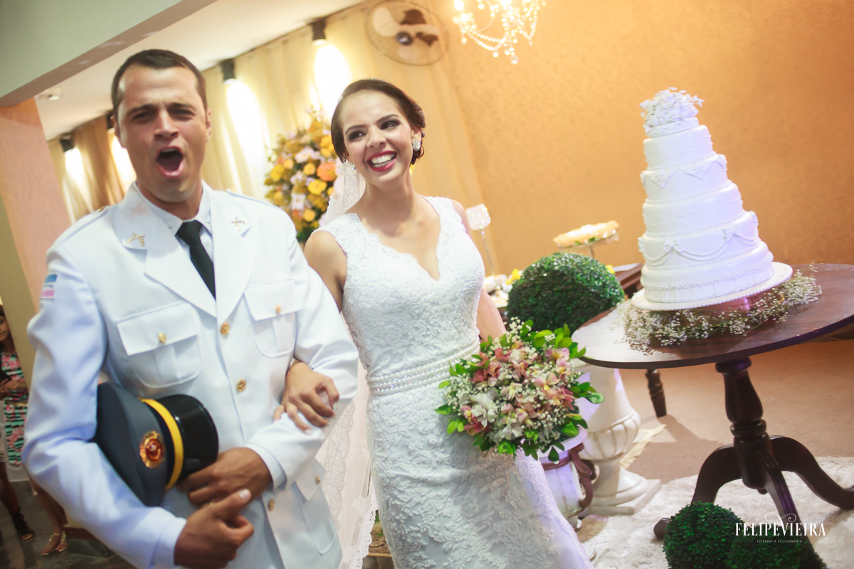 casal entrando na festa super animados gritando e alegres casamento em Alegre-ES foto Felipe Vieira fotografia