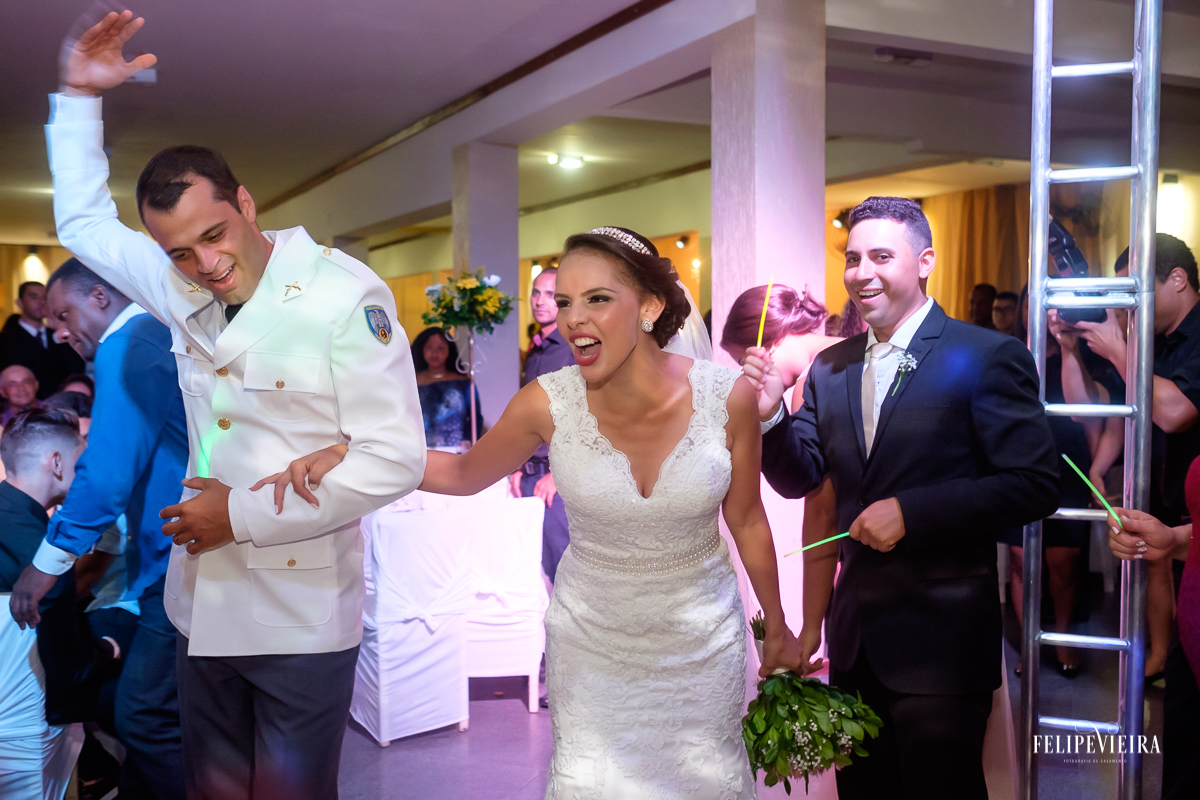 noivos entrando na festa com a noiva super animada sorriso lindo festa super animada de casamento em Alegre-ES